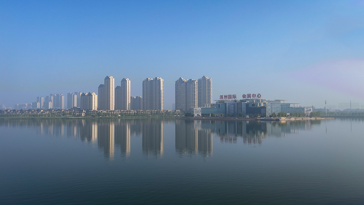 晨雾中的滨州会展中心